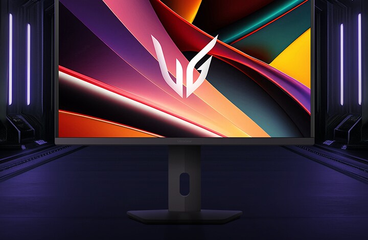 Μπροστινή όψη της οθόνης για παιχνίδια LG UltraGear™ 27G610A στην εξαγωνική βάση της, τοποθετημένη σε έναν φουτουριστικό, διάδρομο με φωτισμό νέον. Η οθόνη δείχνει ζωηρές μοβ και κόκκινες δίνες με το λογότυπο UltraGear™ στο κέντρο.