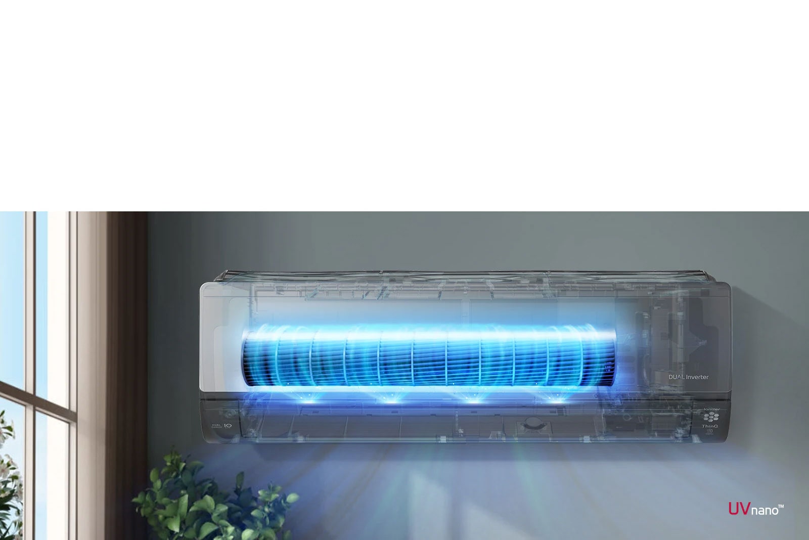 Ένα βίντεο δείχνει την πρόσοψη ενός κλιματιστικού που είναι τοποθετημένο στον τοίχο. Η πρόσοψη του μηχανήματος είναι διαφανής και "ανάβει" για να φανούν οι εσωτερικές λειτουργίες. Οι ανεμιστήρες επισημαίνονται με μπλε χρώμα, για να δείξουν τον φωτισμό LED UV που απομακρύνει τα βακτηρίδια. Εξέρχεται αέρας από το μηχάνημα. Το λογότυπο UVnano βρίσκεται στην κάτω δεξιά γωνία.