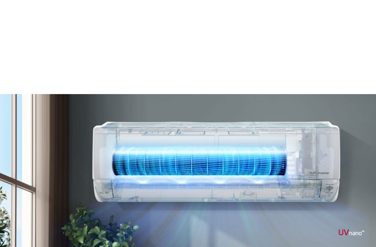 Ένα βίντεο δείχνει την πρόσοψη ενός κλιματιστικού που είναι τοποθετημένο στον τοίχο. Η πρόσοψη του μηχανήματος είναι διαφανής και "ανάβει" για να φανούν οι εσωτερικές λειτουργίες. Οι ανεμιστήρες επισημαίνονται με μπλε χρώμα, για να δείξουν τον φωτισμό LED UV που απομακρύνει τα βακτηρίδια. Εξέρχεται αέρας από το μηχάνημα. Το λογότυπο UVnano βρίσκεται στην κάτω δεξιά γωνία.