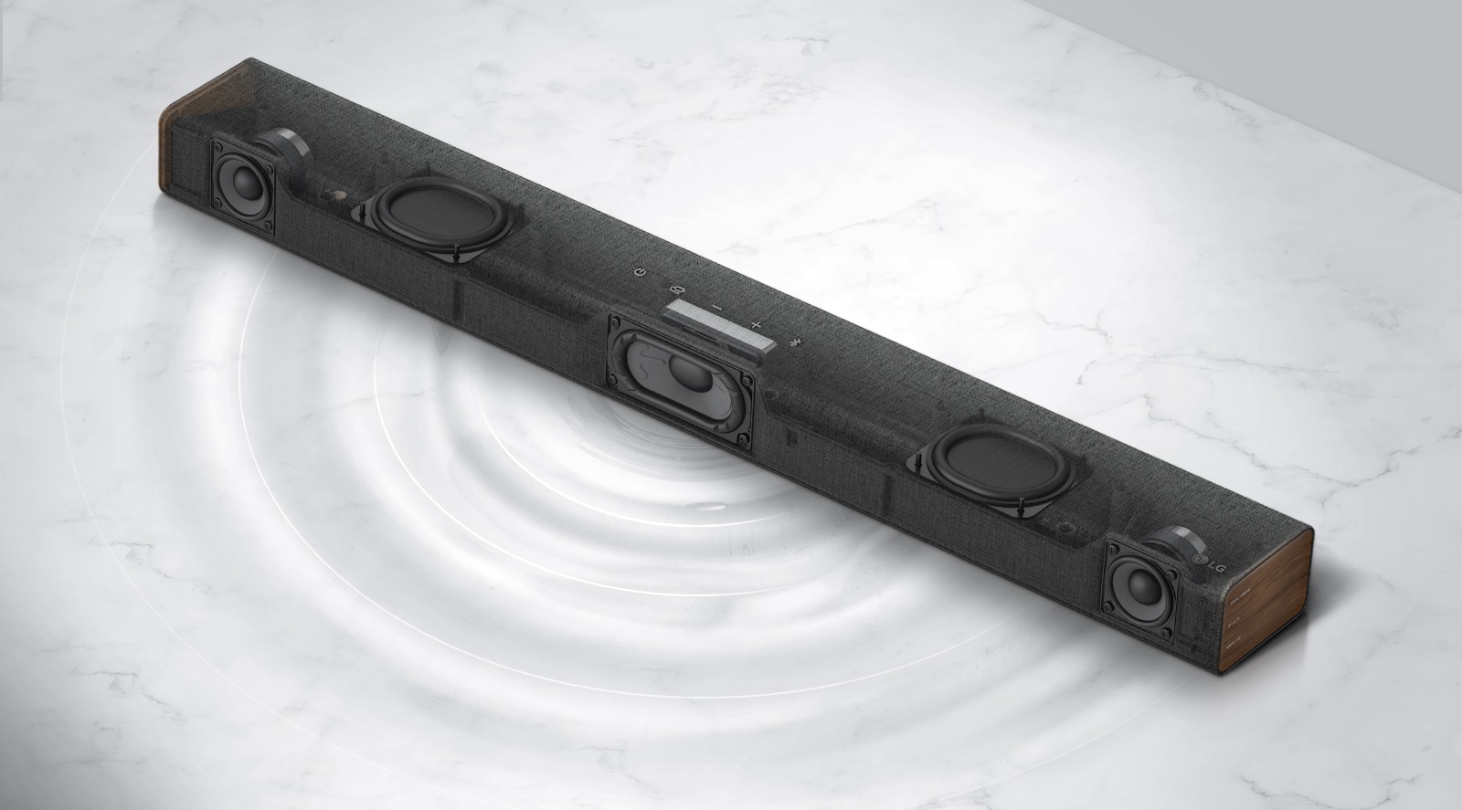 Διαγώνια όψη ενός "διαφανούς" LG soundbar με τη δεξιά του πλευρά εμπρός. Στο εσωτερικό του προϊόντος φαίνεται το ενσωματωμένο subwoofer και τα διπλά παθητικά σώματα, ενώ στο λευκό μαρμάρινο δάπεδο απεικονίζεται ένα γραφικό μήκους κύματος.
