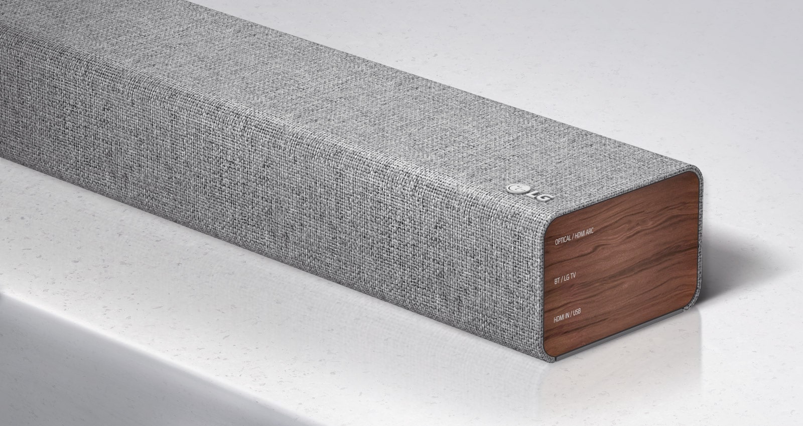 Κοντινό πλάνο της δεξιάς πλευράς του LG Soundbar με το λογότυπο της LG στην κάτω δεξιά γωνία του προϊόντος