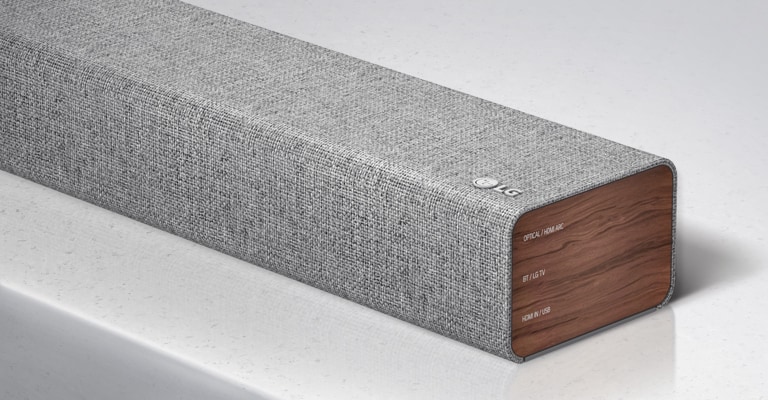 Κοντινό πλάνο της δεξιάς πλευράς του LG Soundbar με το λογότυπο της LG στην κάτω δεξιά γωνία του προϊόντος