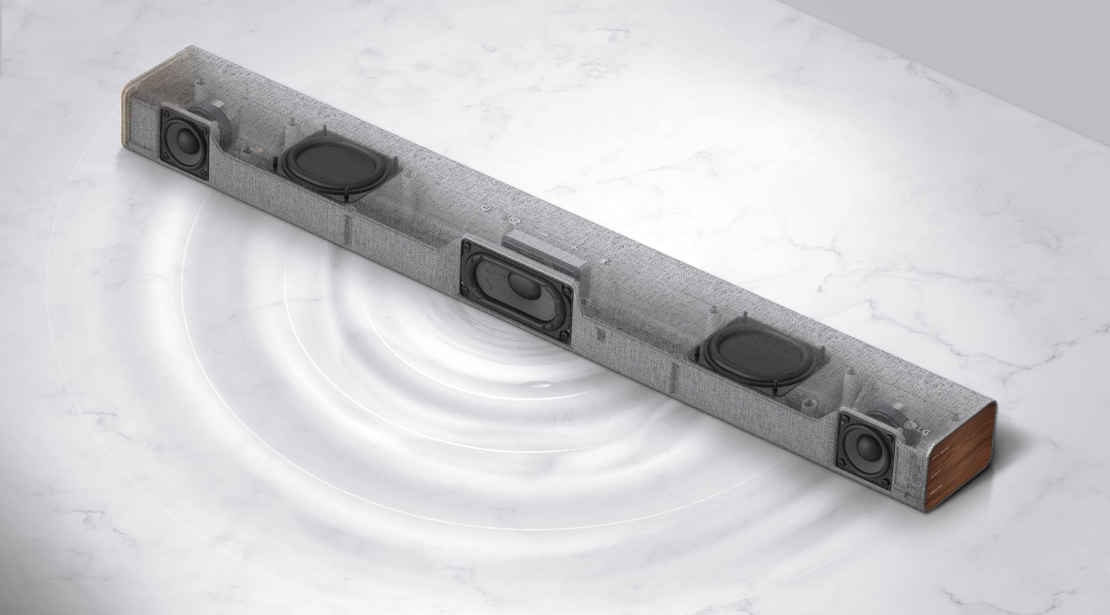 Διαγώνια όψη ενός "διαφανούς" LG soundbar με τη δεξιά του πλευρά εμπρός. Στο εσωτερικό του προϊόντος φαίνεται το ενσωματωμένο subwoofer και τα διπλά παθητικά σώματα, ενώ στο λευκό μαρμάρινο δάπεδο απεικονίζεται ένα γραφικό μήκους κύματος.