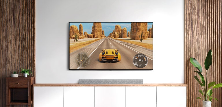 Υπάρχει μια τηλεόραση και ένα soundbar σε ένα σαλόνι. Ένα παιχνίδι αγώνων ταχύτητας σε μια οθόνη τηλεόρασης. (αναπαραγωγή βίντεο)