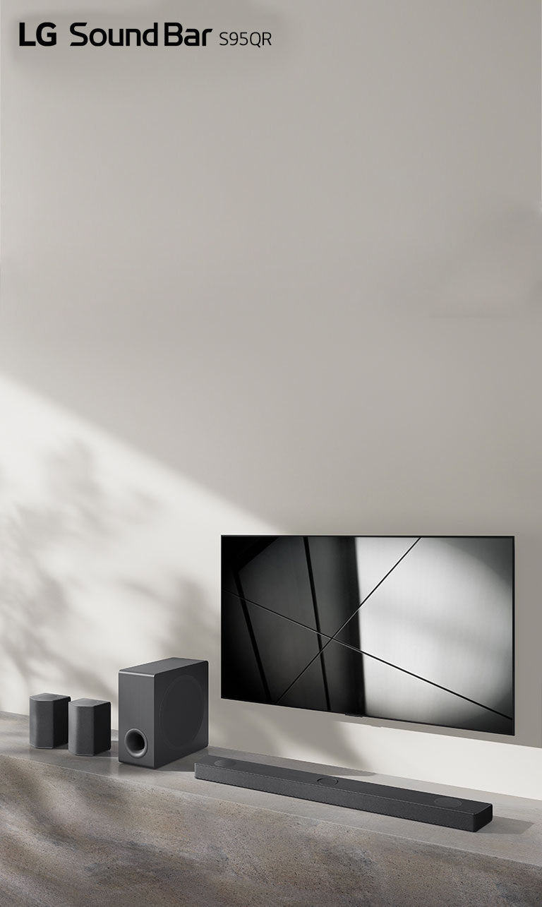 Το LG sound bar S80QY και μια τηλεόραση της LG τοποθετημένα μαζί στο σαλόνι. Η τηλεόραση είναι αναμμένη και εμφανίζει ασπρόμαυρη εικόνα.