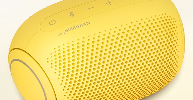 Μια κοντινή προβολή του λογότυπου Meridian σε ένα LG XBOOM Go PL2S