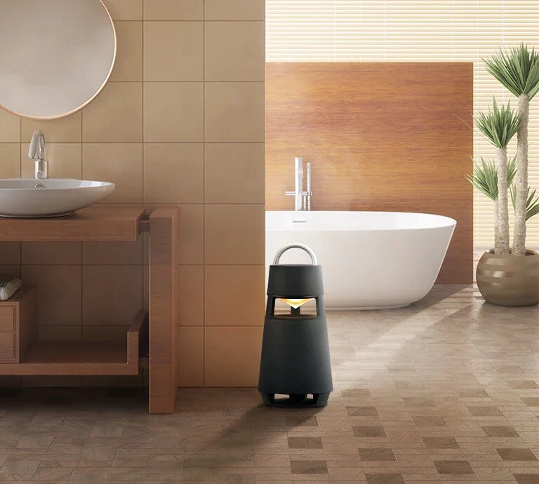 Εικόνα του XBOOM 360 που είναι τοποθετημένο σε ένα σχετικά υγρό μπάνιο, υποδεικνύοντας την αντοχή του προϊόντος στην υγρασία.