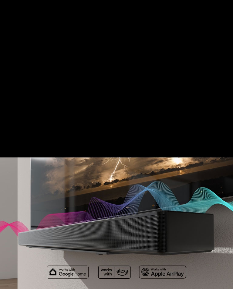 Το sound bar είναι αναρτημένο στον τοίχο, με την τηλεόραση ακριβώς από πάνω. Τα ηχητικά κύματα περνούν ανάμεσά τους, αλλάζοντας τα χρώματά τους από κόκκινο σε μπλε.