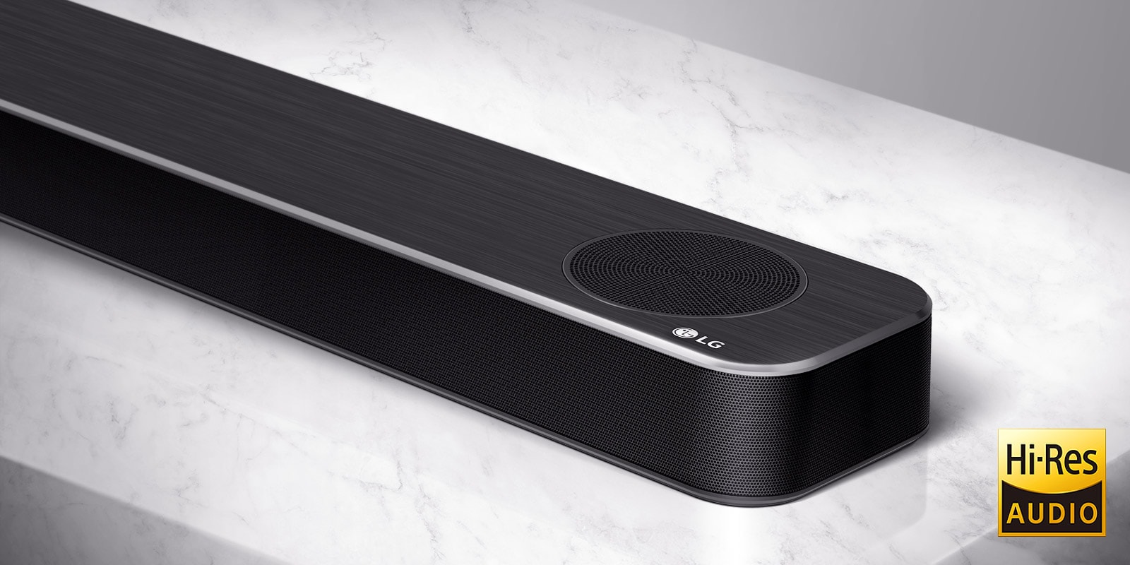 Κοντινό πλάνο της δεξιάς πλευράς του LG Soundbar με το λογότυπο της LG στην κάτω δεξιά γωνία του προϊόντος.
