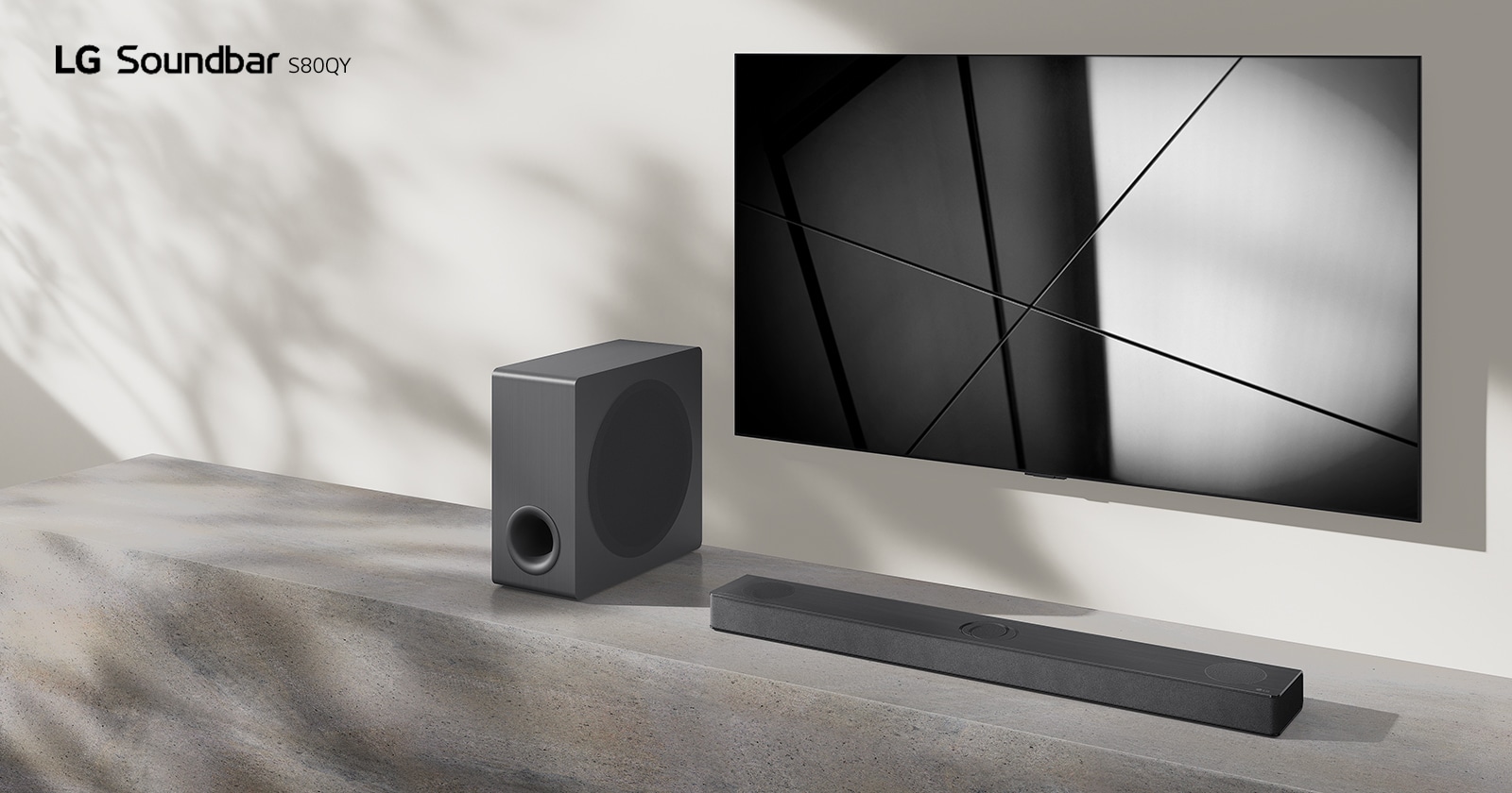 Το LG sound bar S80QY και μια τηλεόραση της LG τοποθετημένα μαζί στο σαλόνι. Η τηλεόραση είναι αναμμένη και εμφανίζει ασπρόμαυρη εικόνα.