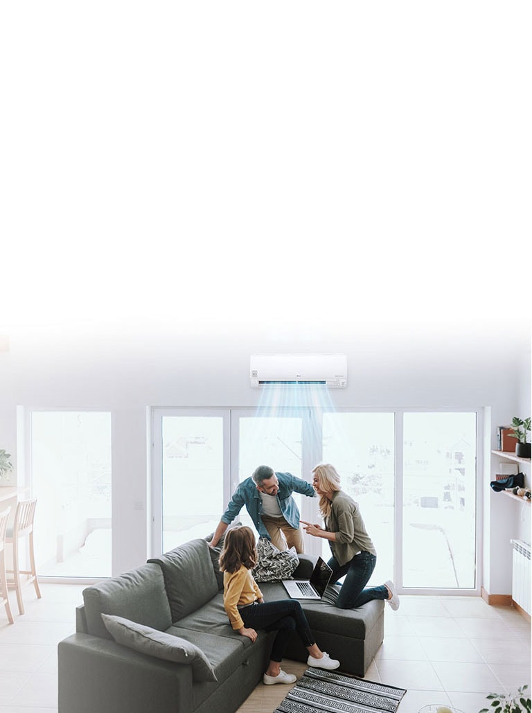 Εικόνα μιας οικογένειας που περνά καλά στο σαλόνι.