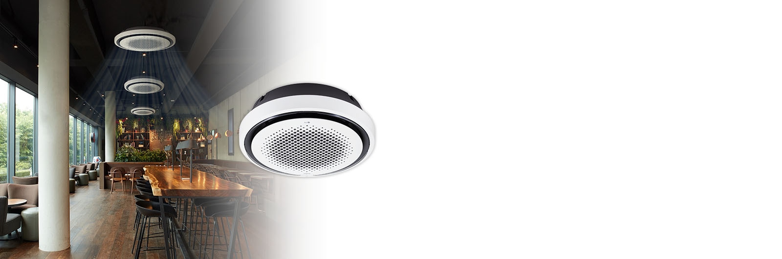 Μια εικόνα καφετέριας σε ένα εμπορικό κέντρο με τον κλιματισμό σε λειτουργία.