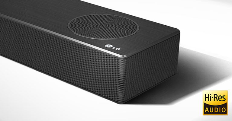 Κοντινό πλάνο του LG Sound Bar με το λογότυπο της LG κάτω δεξιά. Το λογότυπο Hi-Res φαίνεται κάτω από το προϊόν.