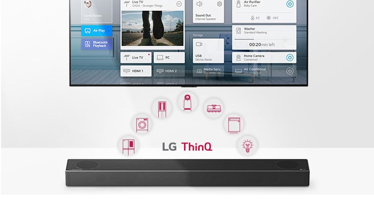 Τηλεόραση σε τοίχο. Το LG SoundΒar από κάτω. Λογότυπο LG ThinQ και εικονίδια των συσκευών ανάμεσα στην TV και το LG SoundΒar.