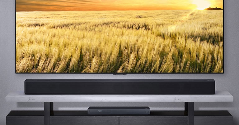 Πρόσοψη του Sound Bar, το οποίο είναι συνδεδεμένο με τηλεόραση και συσκευή αναπαραγωγής blue ray