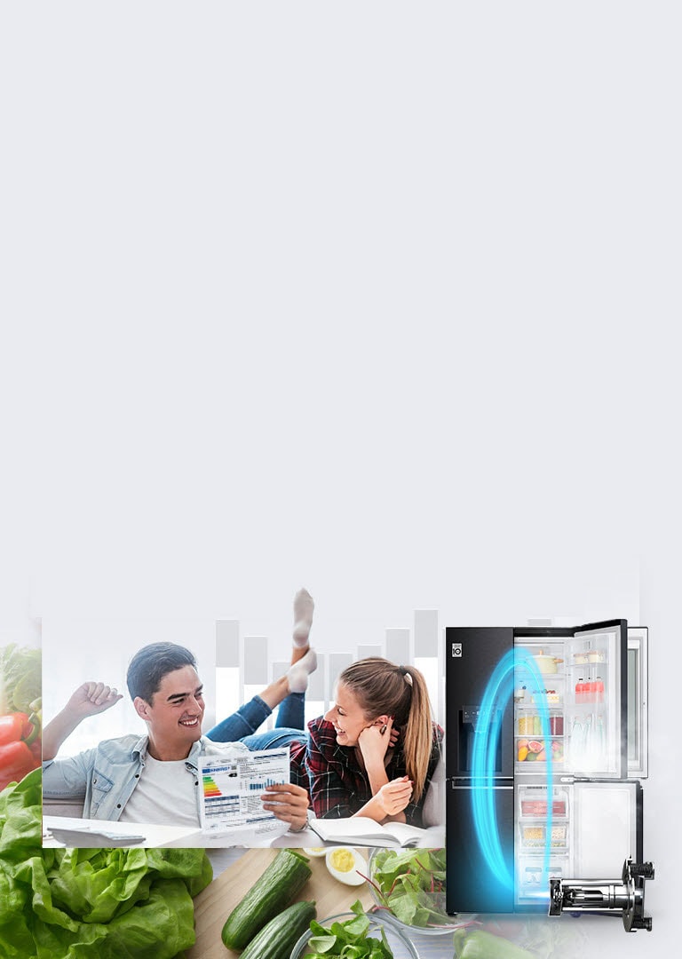 Ένα ψυγείο LG με τη μία πόρτα ανοιχτή, όπου φαίνονται στο παρασκήνιο τρόφιμα και ποτά στο εσωτερικό, και μια μεγεθυσμένη εικόνα φρέσκων τροφίμων. Ακριβώς μπροστά βρίσκεται ο LG Inverter Linear Compressor με ένα οβάλ σχήμα σε μπλε νέον, δείχνοντας την ενέργεια από το μηχάνημα μέσα στο ψυγείο. Επίσης, στην εικόνα φαίνεται ένας άνδρας και μια γυναίκα που χαμογελούν μεταξύ τους, καθώς ο άνδρας κρατά ένα διάγραμμα κατανάλωσης ενέργειας του ψυγείου.