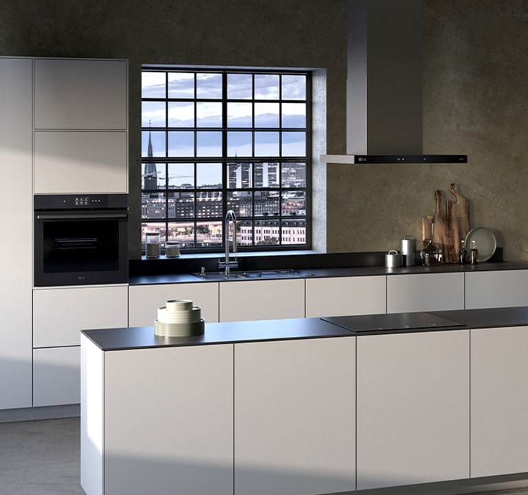 Αυτή είναι μια εικόνα μιας κουζίνας με εγκατεστημένα εντοιχιζόμενο φούρνο, απορροφητήρα και επαγωγικές εστίες LG.