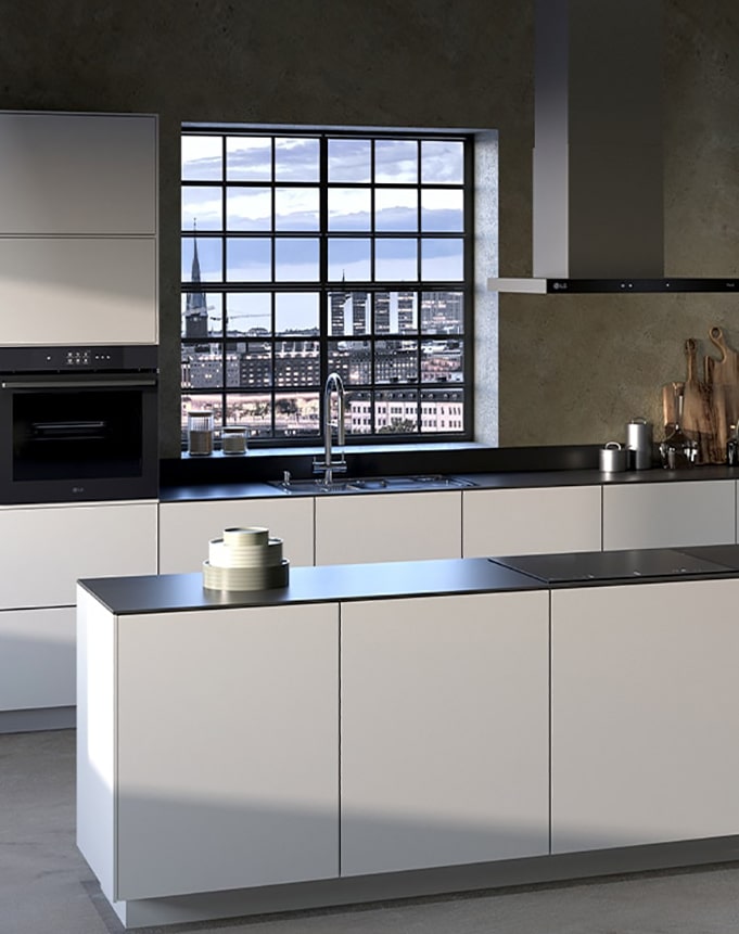 Αυτή είναι μια εικόνα μιας κουζίνας με εγκατεστημένα εντοιχιζόμενο φούρνο, απορροφητήρα και επαγωγικές εστίες LG.