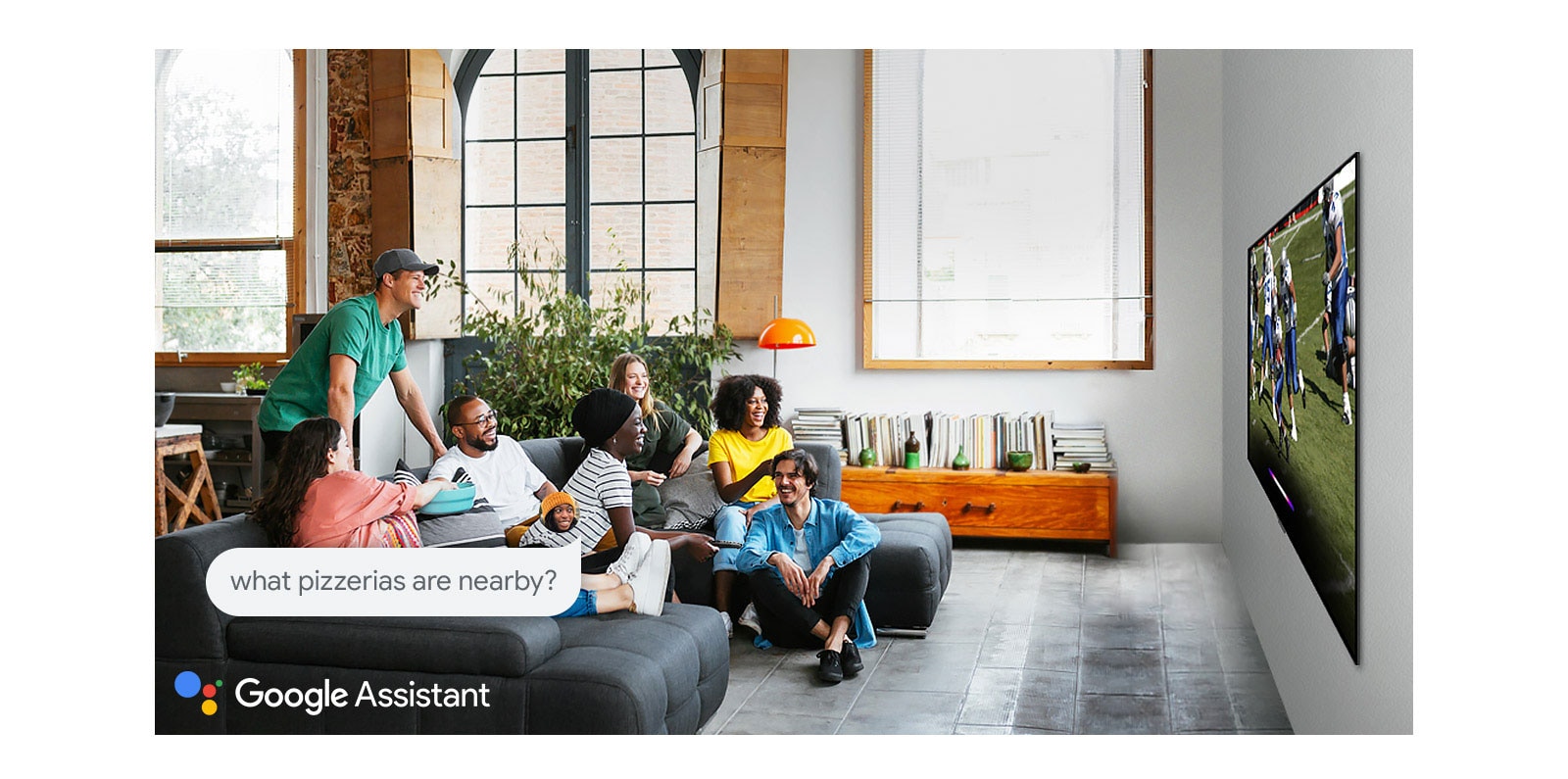 Μια γυναίκα που παρακολουθεί ποδόσφαιρο στην τηλεόραση με φίλους και ρωτά το Google Assistant ποιες πιτσαρίες υπάρχουν κοντά στο σπίτι της