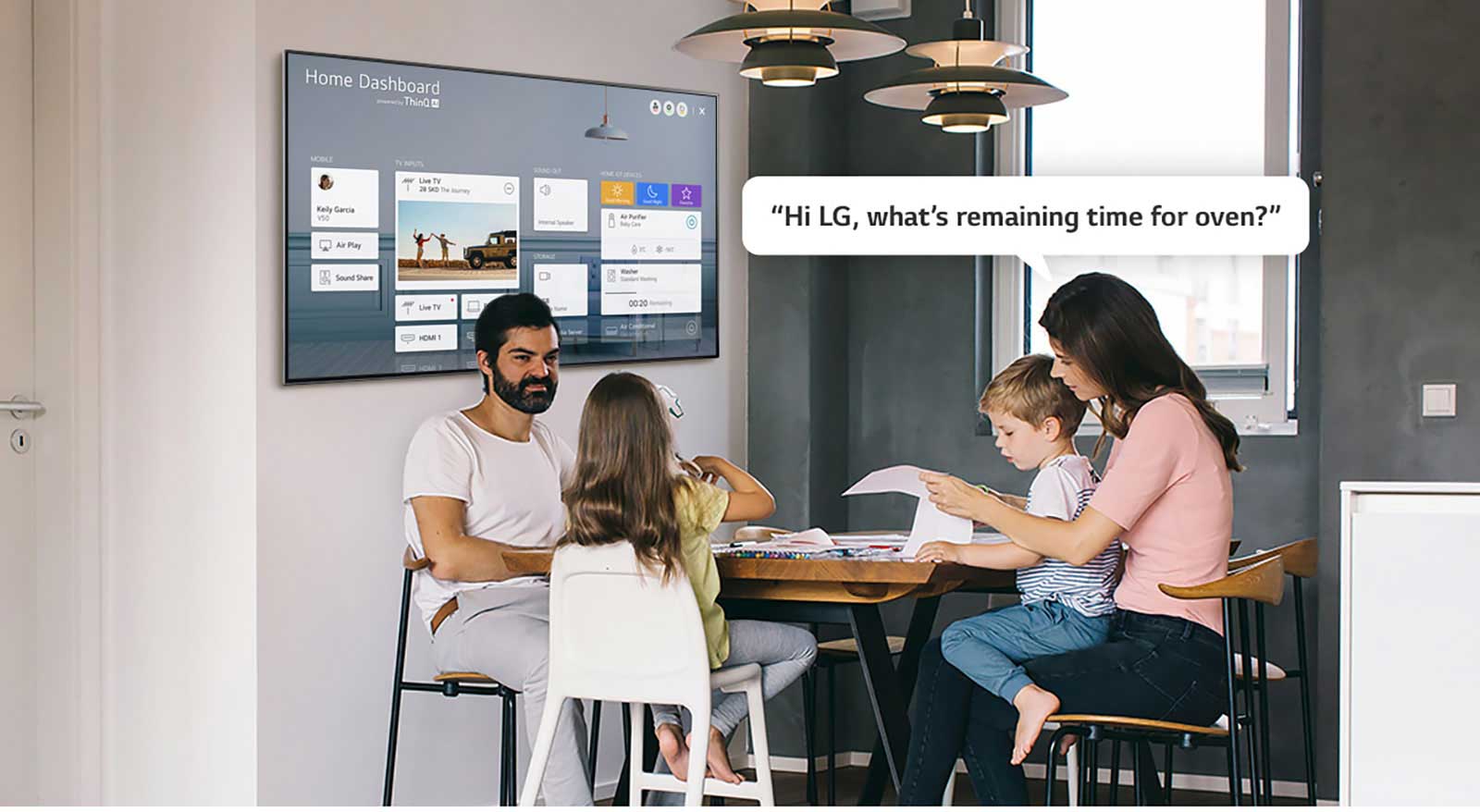 Οικογένεια που κάθεται στο τραπέζι με τη μητέρα να ρωτά την τηλεόραση πόσος χρόνος απέμεινε για τον φούρνο