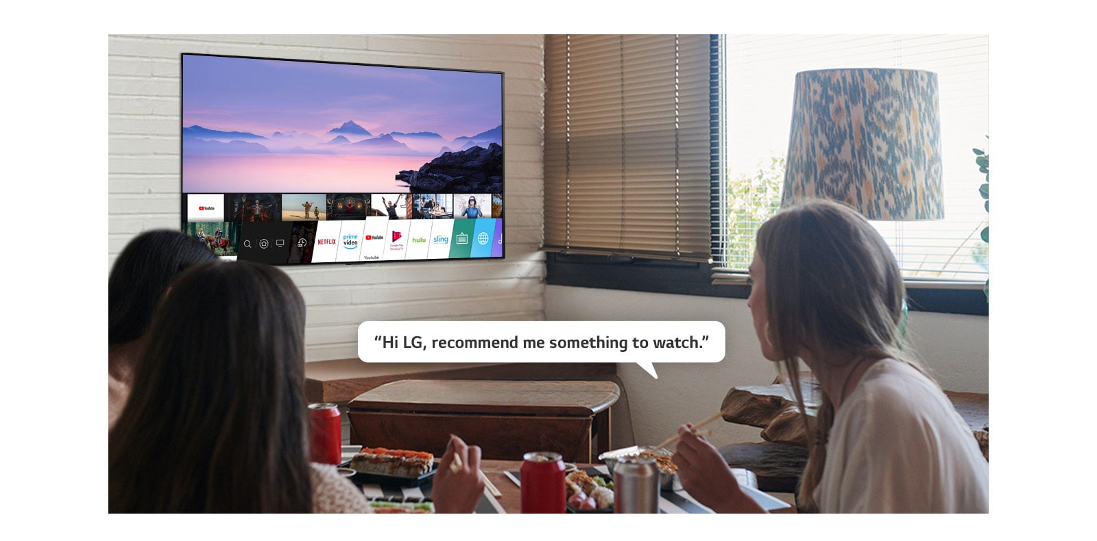 Τρεις γυναίκες που τρώνε σούσι, με τη μία από αυτές να ρωτά την LG TV τι να παρακολουθήσει