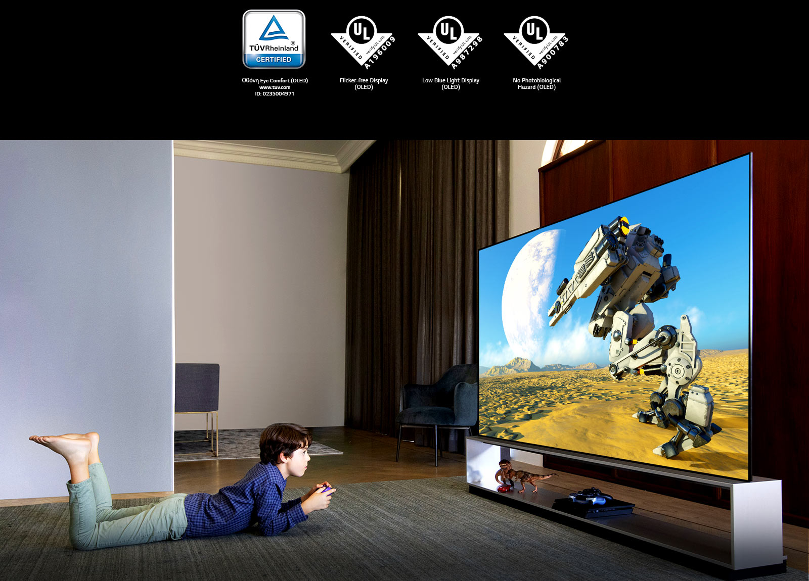 Ένα αγόρι μπρούμυτα στο χαλί, παρακολουθεί κινούμενα σχέδια σε μια τηλεόραση χωρίς μπλε φωτισμό, Το σήμα του TÜV Rheinland / Το σήμα του UL Verification 