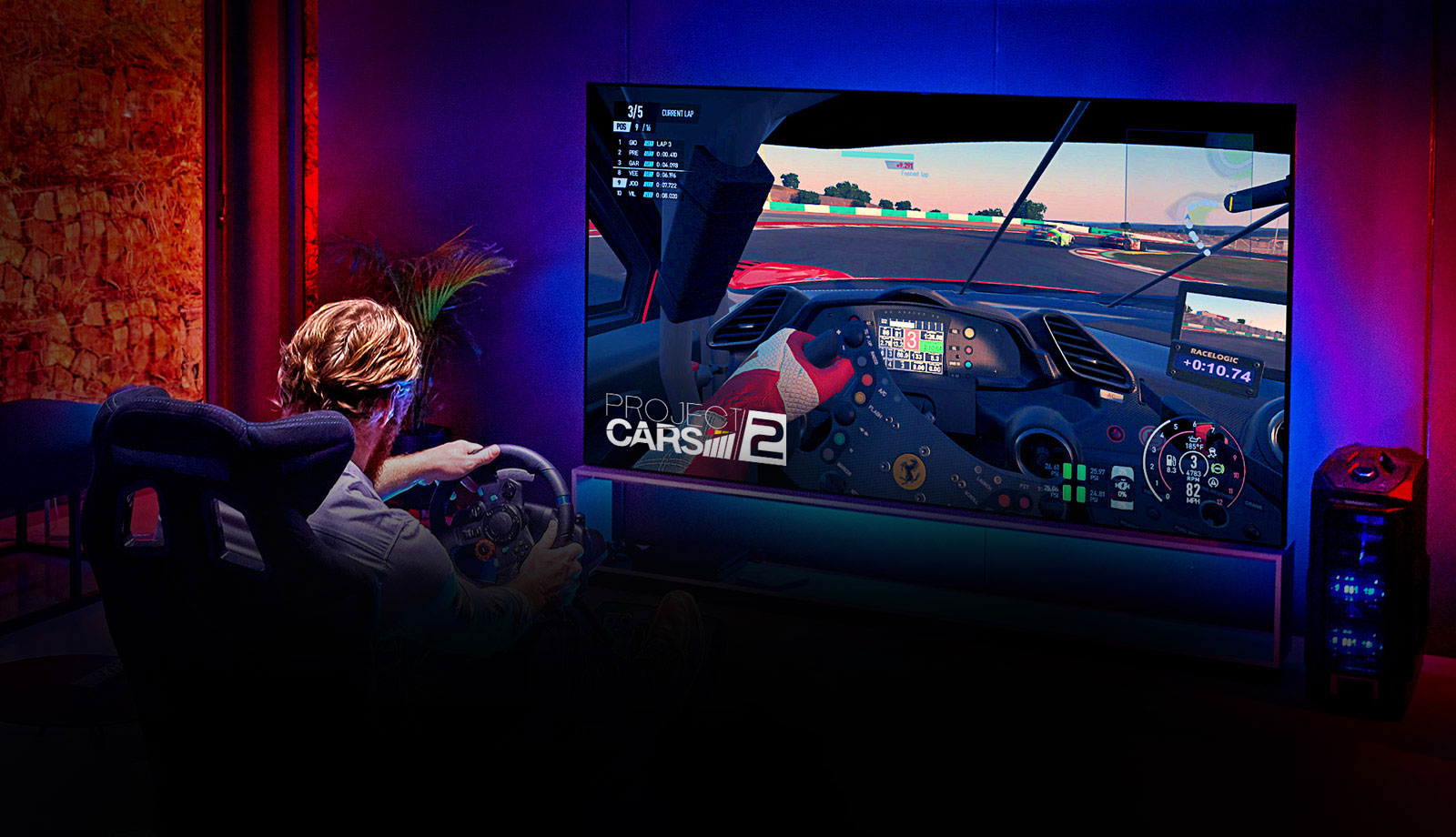 "Το σήμα του TÜV Rheinland / Το σήμα του UL UL Verification, Ένα αγόρι μπρούμυτα στο χαλί, παρακολουθεί κινούμενα σχέδια σε μια τηλεόραση χωρίς μπλε φωτισμό"