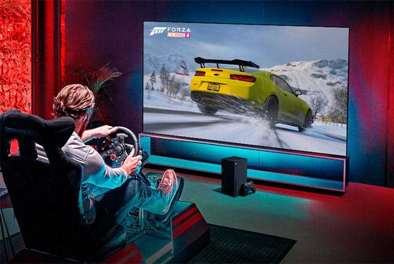 Ένας άνδρας που παίζει το παιχνίδι