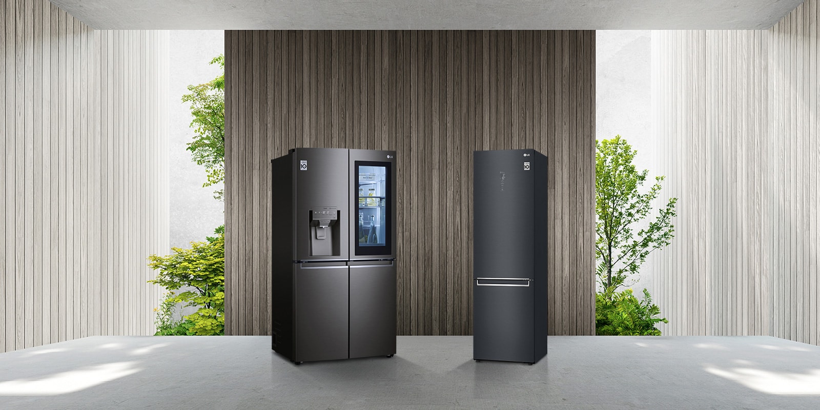 Οικογένειες με αντικριστές παλάμες, άντρες που χορεύουν μπροστά στο ψυγείο,  δύο γυναίκες που μιλούν μπροστά από τον φούρνο, ένας σκύλος και μια γυναίκα παίζουν δίπλα στο ψυγείο,  και ένα ζευγάρι που χαμογελά μπροστά από το πλυντήριο πιάτων, φαίνονται με τη σειρά. Αυτή η εικόνα διαδέχεται την άλλη εικόνα. Μπροστά από το ξύλινο φόντο, οικιακές συσκευές παρατίθενται η μία δίπλα στην άλλη.