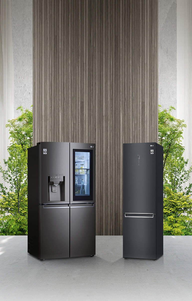 Οικογένειες με αντικριστές παλάμες, άντρες που χορεύουν μπροστά στο ψυγείο,  δύο γυναίκες που μιλούν μπροστά από τον φούρνο, ένας σκύλος και μια γυναίκα παίζουν δίπλα στο ψυγείο,  και ένα ζευγάρι που χαμογελά μπροστά από το πλυντήριο πιάτων, φαίνονται με τη σειρά. Αυτή η εικόνα διαδέχεται την άλλη εικόνα. Μπροστά από το ξύλινο φόντο, οικιακές συσκευές παρατίθενται η μία δίπλα στην άλλη.