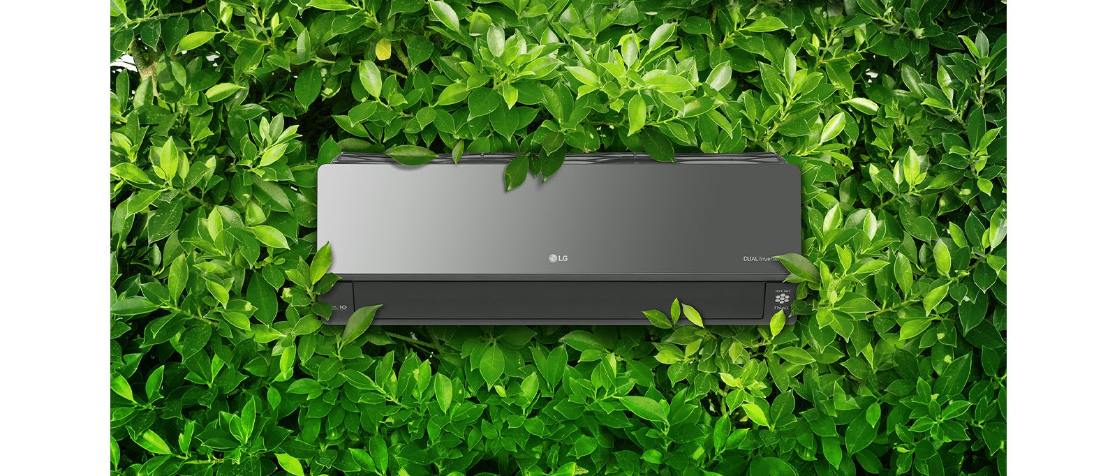 Δείχνει ένα κλιματιστικό αναρτημένο σε έναν τοίχο στον κήπο.