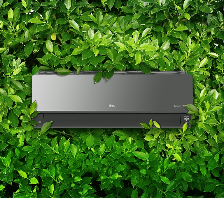 Δείχνει ένα κλιματιστικό αναρτημένο σε έναν τοίχο στον κήπο.