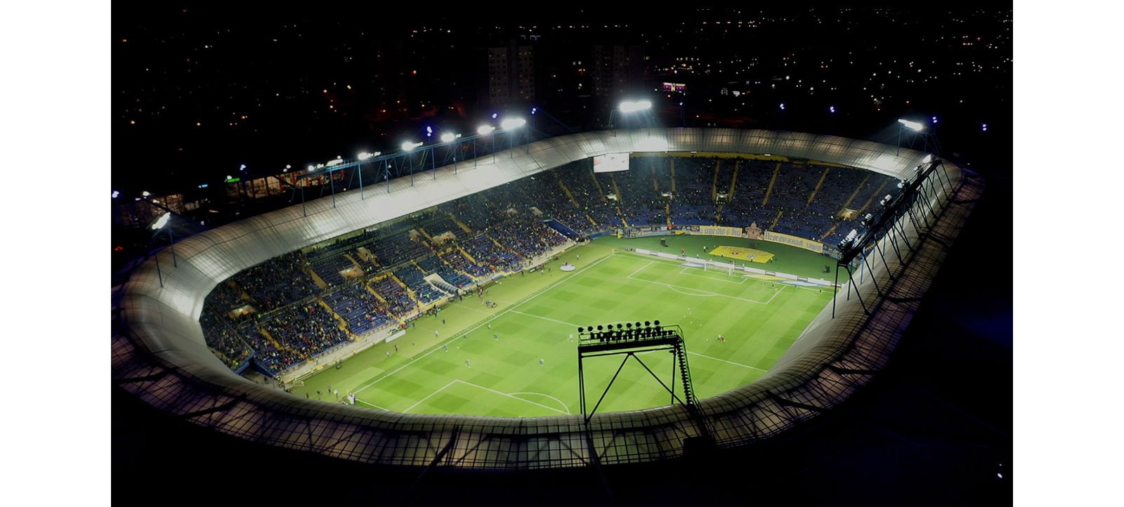 Εναέρια άποψη ενός γηπέδου με ένα κουμπί αναπαραγωγής βίντεο