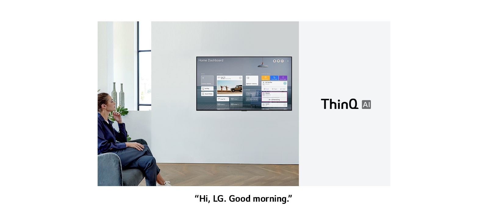 Μια γυναίκα που κάθεται σε μια καρέκλα στο σαλόνι με το Home Dashboard στην οθόνη της τηλεόρασης.