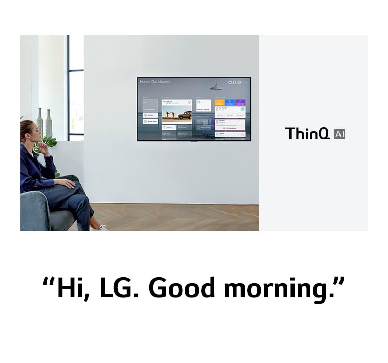 Μια γυναίκα που κάθεται σε μια καρέκλα στο σαλόνι με το Home Dashboard στην οθόνη της τηλεόρασης.