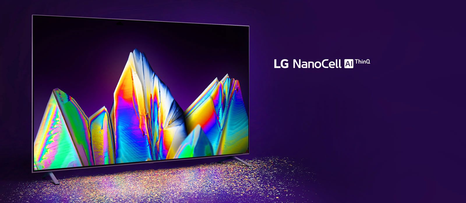 Το σήμα του LG NanoCell AI ThinQ, Μια τηλεόραση NanoCell δείχνει ένα κρύσταλλο στην οθόνη. Το δάπεδο φωτίζεται με διάφορα χρώματα.