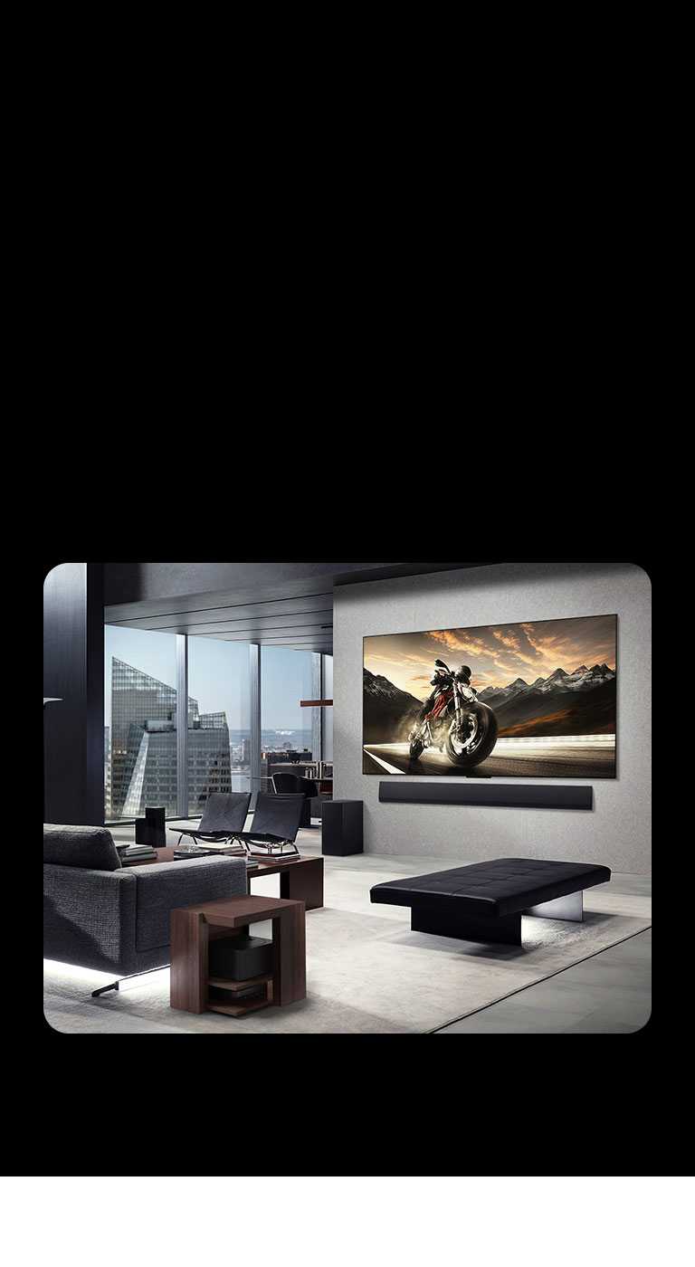 Wall-mounted LG OLED M5 και LG Soundbar τοποθετημένα στον τοίχο του σαλονιού ενός διαμερίσματος σε ένα κομψό διαμέρισμα. Zero Connect Box κρυμμένο κάτω από ένα βοηθητικό τραπεζάκι.