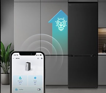 Ψυγειοκαταψύκτης LG με smartphone που εμφανίζει την εφαρμογή ThinQ μπροστά και φωτεινό γαλάζιο εικονίδιο AI δίπλα στο ψυγείο