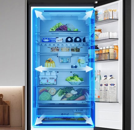 Ψυγειοκαταψύκτης LG πλήρως ανοιχτός με το επάνω τμήμα του ψυγείου να δείχνει τρόφιμα σε συρτάρια, με μπλε επικαλύψεις και βέλη που αναδεικνύουν τον ευρύχωρο εσωτερικό χώρο.