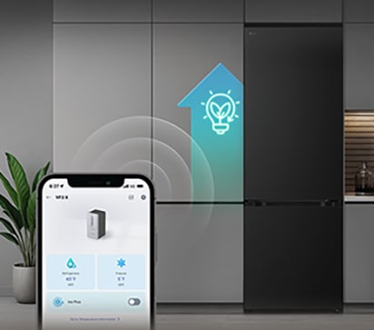 Ψυγειοκαταψύκτης LG με smartphone που εμφανίζει την εφαρμογή ThinQ μπροστά και φωτεινό γαλάζιο εικονίδιο AI δίπλα στο ψυγείο