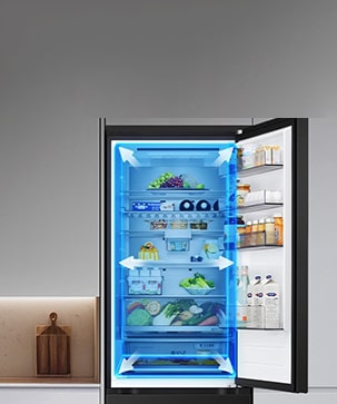 Ψυγειοκαταψύκτης LG πλήρως ανοιχτός με το επάνω τμήμα του ψυγείου να δείχνει τρόφιμα σε συρτάρια, με μπλε επικαλύψεις και βέλη που αναδεικνύουν τον ευρύχωρο εσωτερικό χώρο.