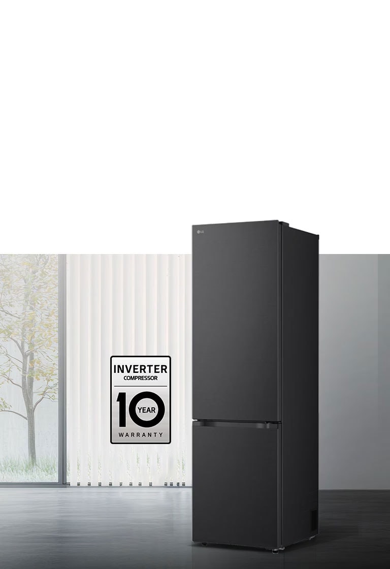 LG ψυγείο bottom freezer μπροστινή όψη σε φωτεινό χώρο με κάθετες περσίδες, με εικονίδια για 10ετή εγγύηση στον συμπιεστή και Ενεργειακή Απόδοση Α από κάτω.