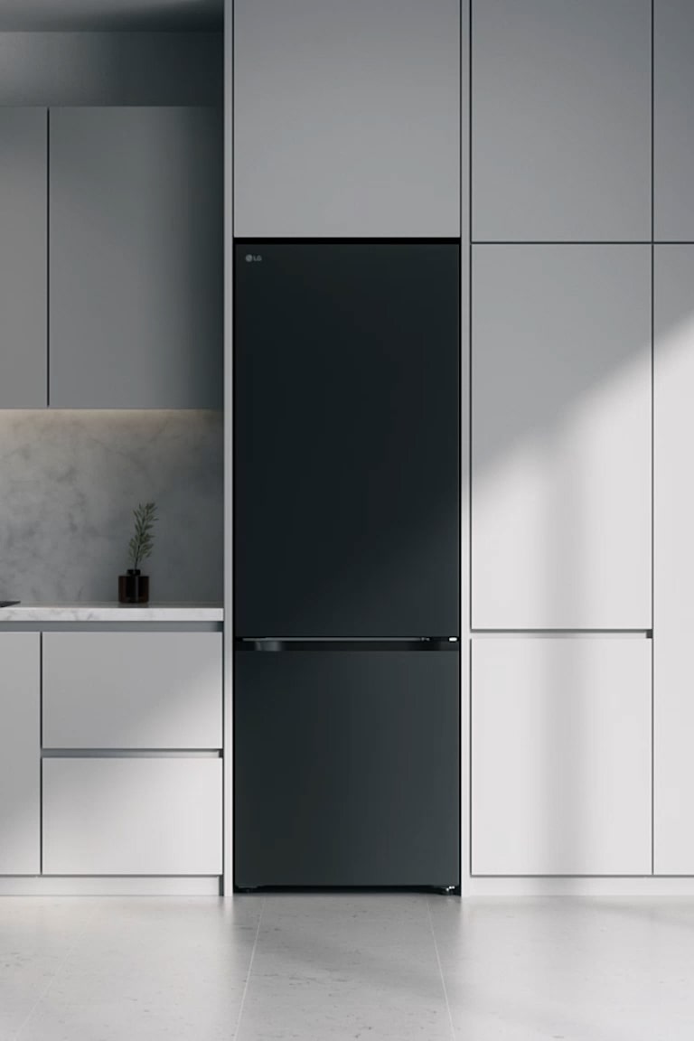 LG ψυγειοκαταψύκτης, εντοιχισμένος σε γκρι ντουλάπια δίπλα σε πάγκο με μαρμάρινη επιφάνεια και εστία επαγωγής, με μεγάλο παράθυρο στα δεξιά.