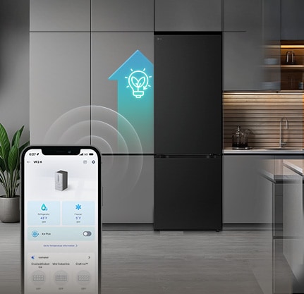Ψυγειοκαταψύκτης LG με smartphone που εμφανίζει την εφαρμογή ThinQ μπροστά και φωτεινό γαλάζιο εικονίδιο AI δίπλα στο ψυγείο