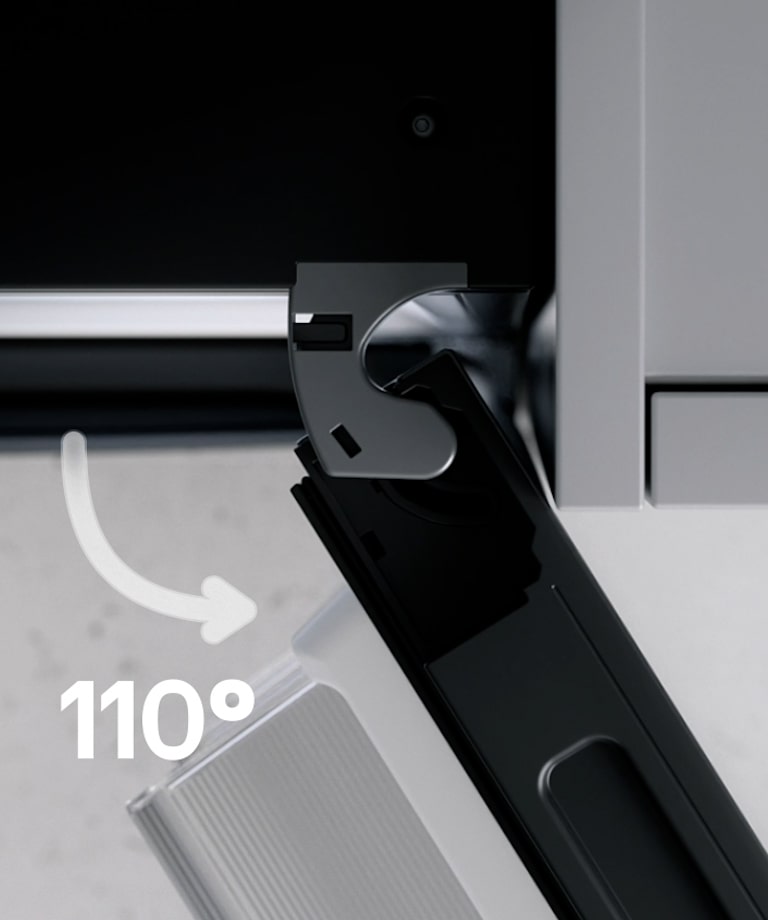 LG ψυγειοκαταψύκτης με τη δεξιά πόρτα ανοιχτή στις 110°, που δείχνει καμπύλο μεντεσέ στο επάνω μέρος, τοποθετημένο κοντά σε γκρι ντουλάπι κουζίνας.