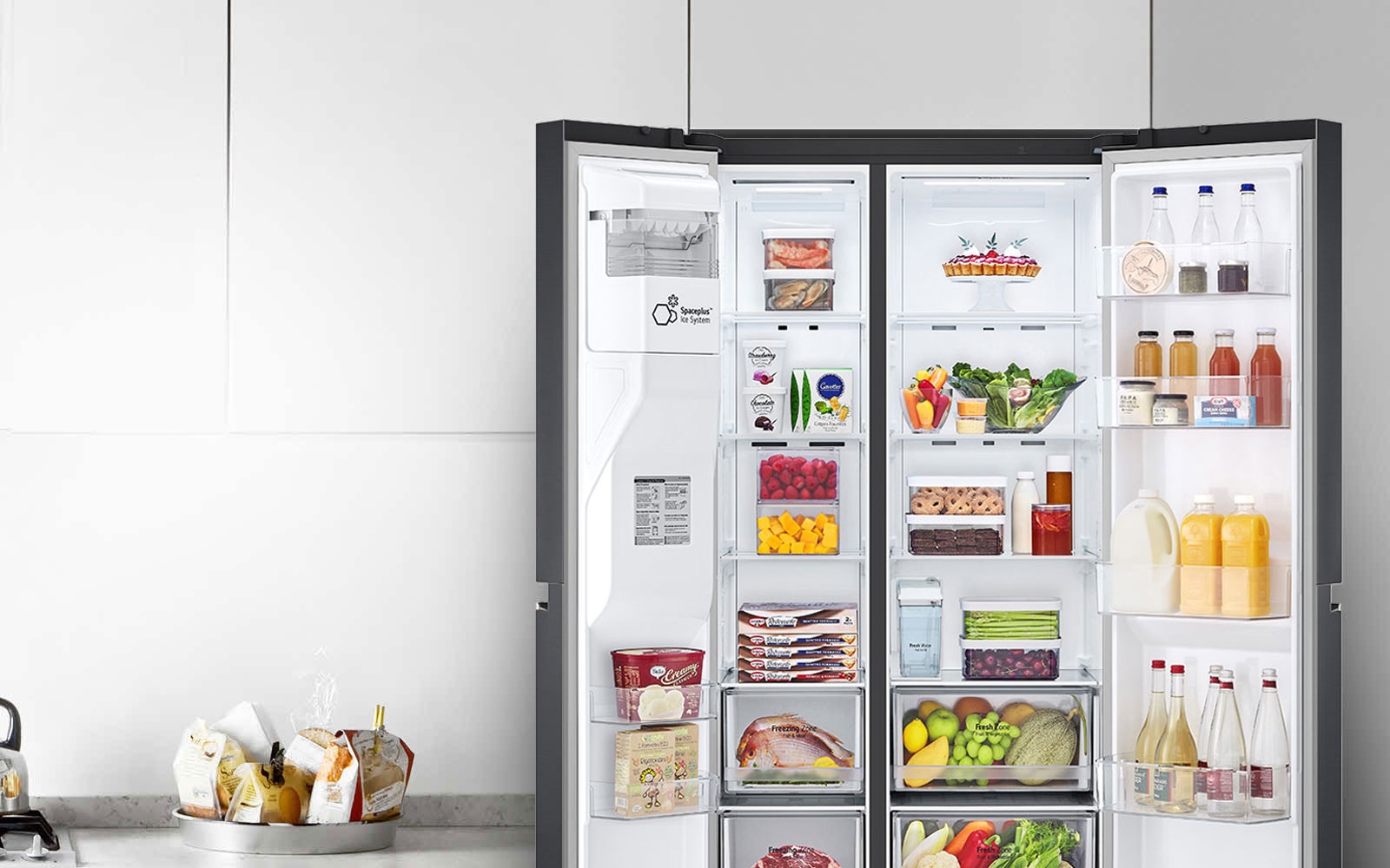 Μπροστινή όψη του ψυγείου με τις δύο μπροστινές πόρτες ανοικτές, όπου φαίνεται το εσωτερικό γεμάτο τρόφιμα. Κάτω από τα λαχανικά φαίνεται μπλε αχλή.