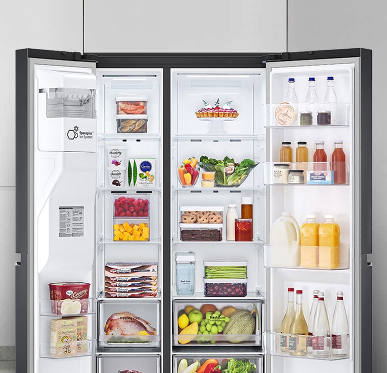 Μπροστινή όψη του ψυγείου με τις δύο μπροστινές πόρτες ανοικτές, όπου φαίνεται το εσωτερικό γεμάτο τρόφιμα. Κάτω από τα λαχανικά φαίνεται μπλε αχλή.