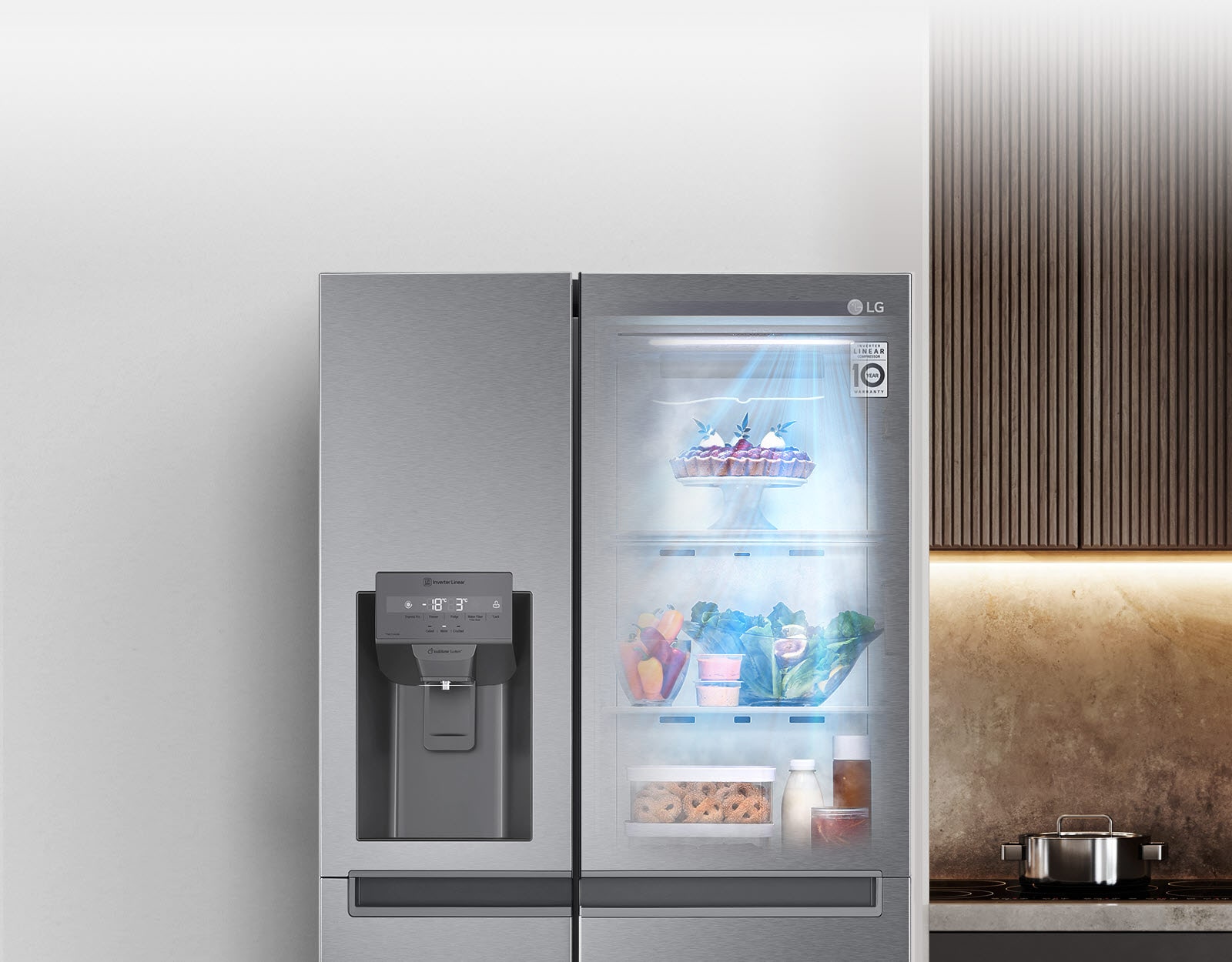 Η πρόσοψη ενός μαύρου ψυγείου InstaView με το φως αναμμένο στο εσωτερικό. Το περιεχόμενο του ψυγείου φαίνεται μέσα από την πόρτα του InstaView. Στη λειτουργία DoorCooling, μπλε ακτίνες φωτός λάμπουν πάνω στο περιεχόμενο.