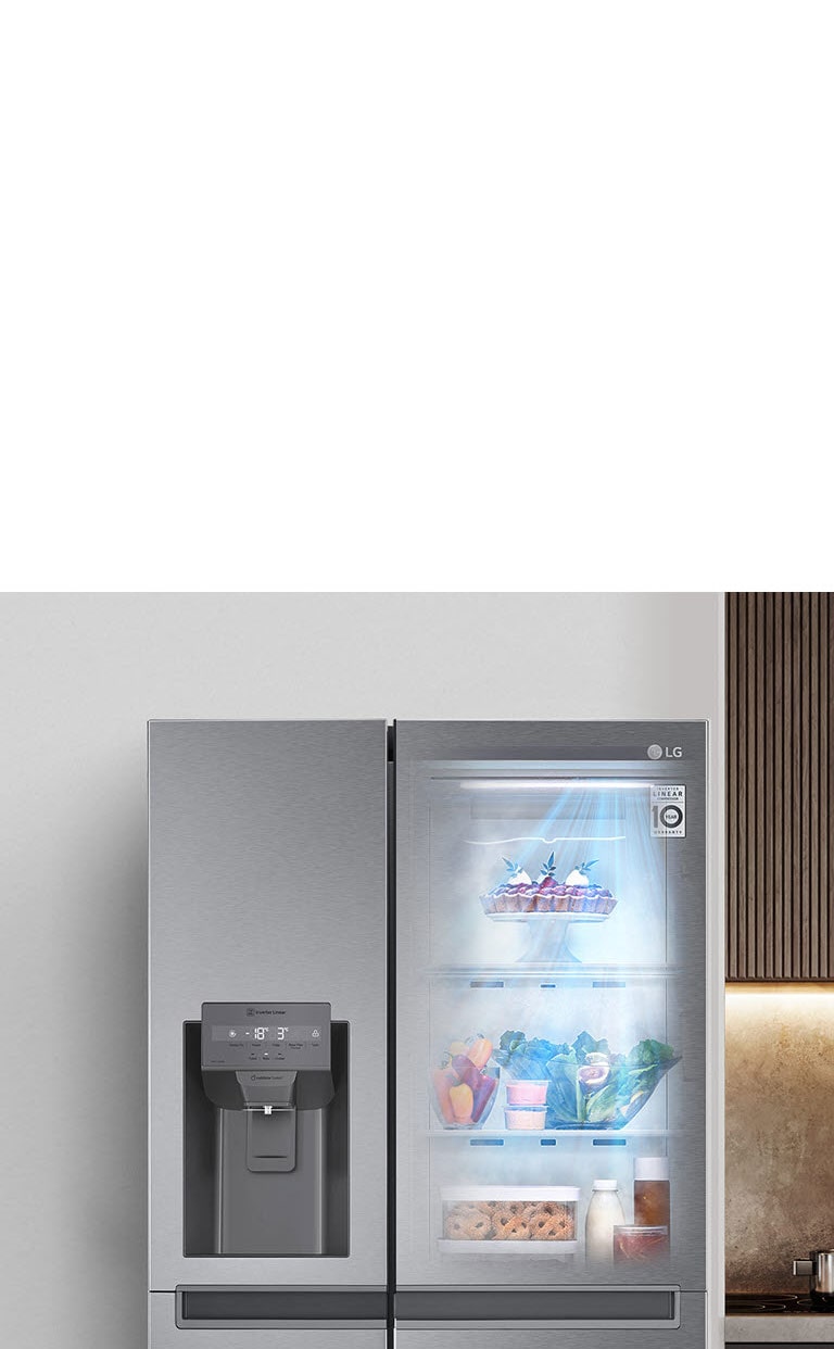 Η πρόσοψη ενός μαύρου ψυγείου InstaView με το φως αναμμένο στο εσωτερικό. Το περιεχόμενο του ψυγείου φαίνεται μέσα από την πόρτα του InstaView. Στη λειτουργία DoorCooling, μπλε ακτίνες φωτός λάμπουν πάνω στο περιεχόμενο.