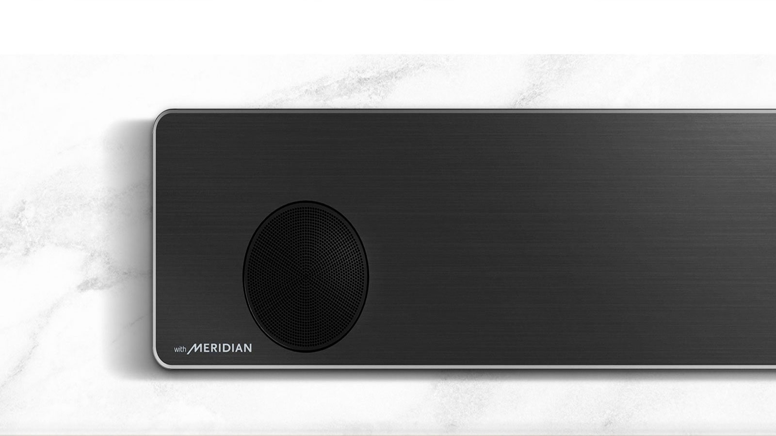 Κοντινό του LG Sound Bar με το λογότυπο της Meridian κάτω αριστερά. Μεγαλύτερο λογότυπο της Meridian επάνω από το προϊόν.